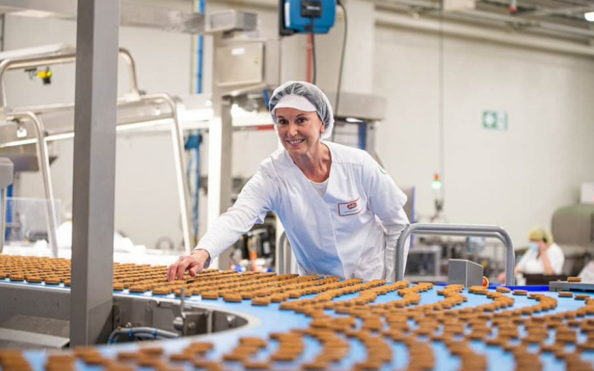 Operator in the factory producing original biscoff cookies