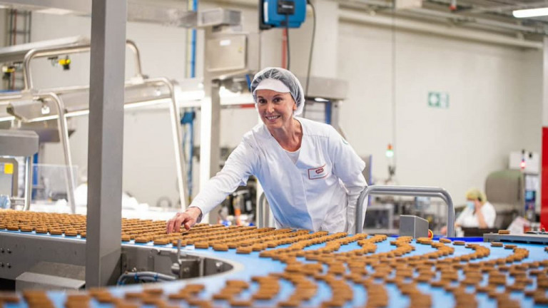 Operator in the factory producing original biscoff cookies