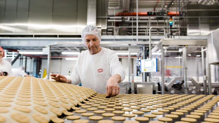 Production of the sandwich cookie in the factory