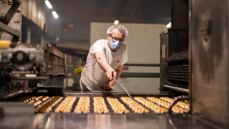 Production of the Suzy Waffles in the factory